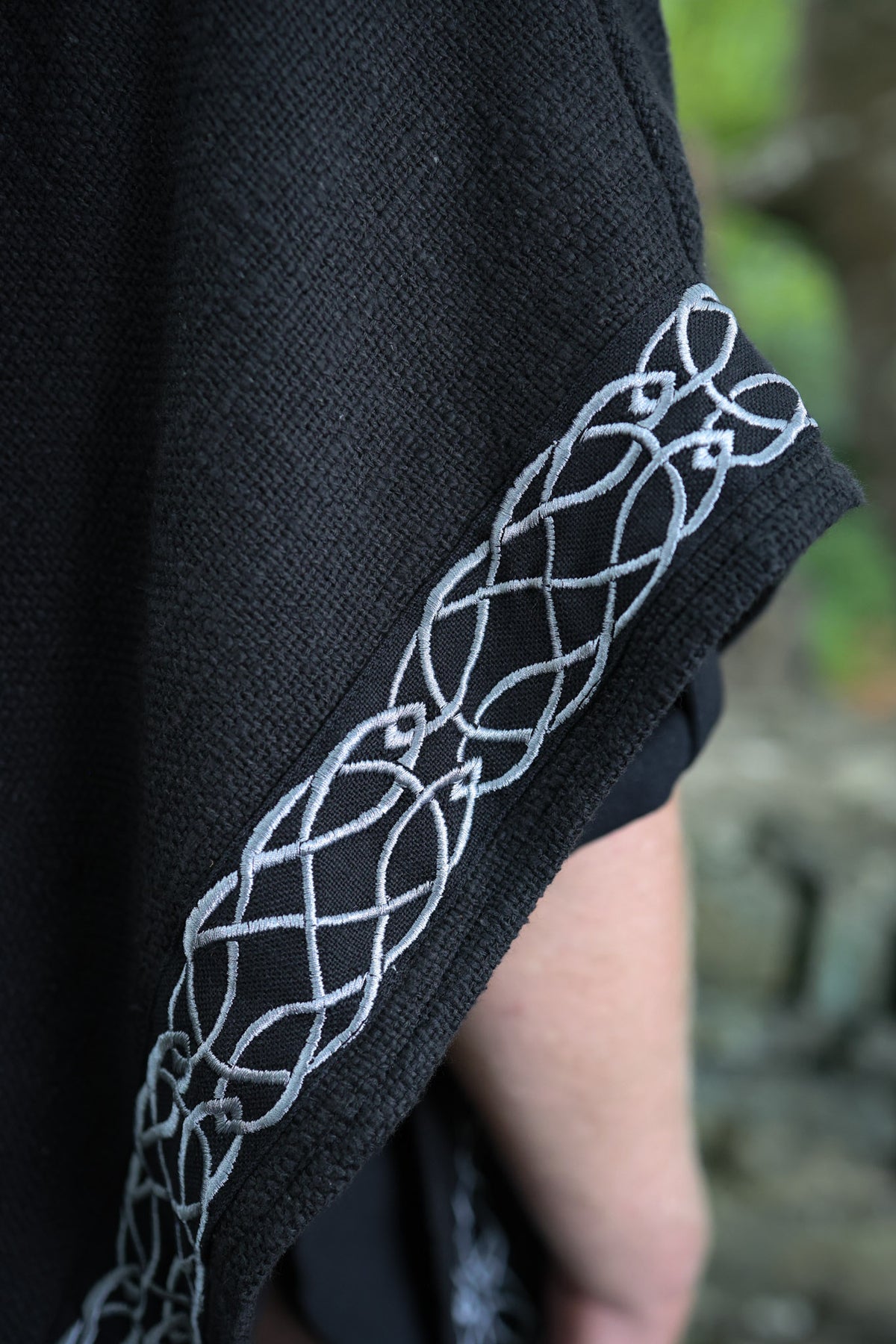 Cape noire à capuche ornée de broderies celtiques 