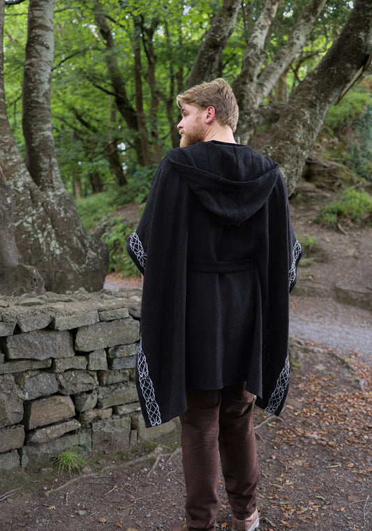 Cape noire à capuche ornée de broderies celtiques 
