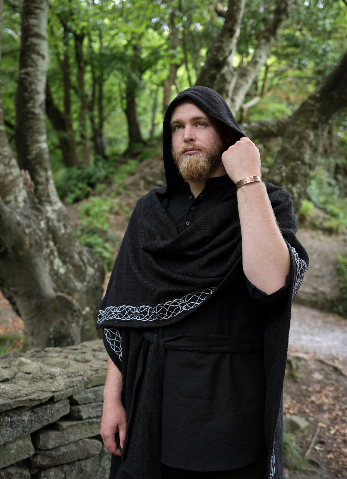 Cape noire à capuche ornée de broderies celtiques 