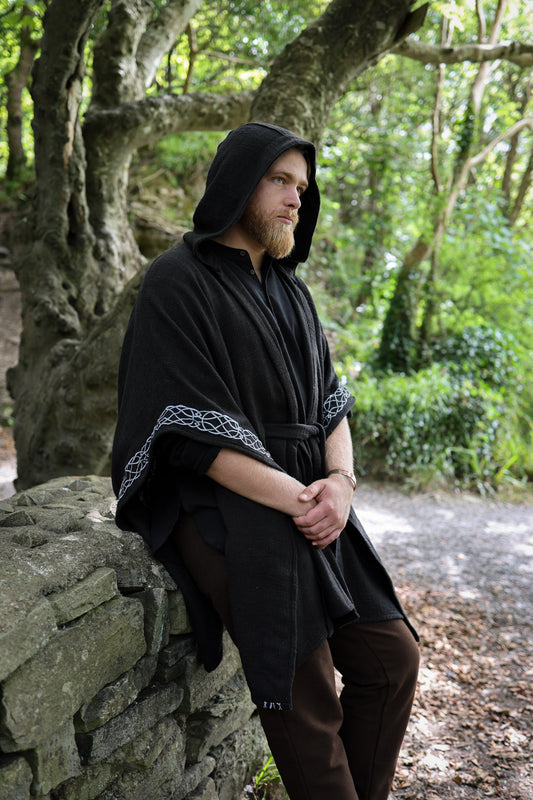 Cape noire à capuche ornée de broderies celtiques 