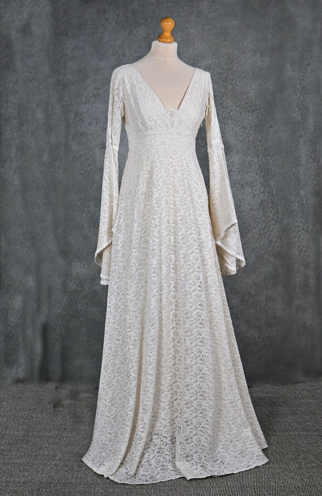Mo Chro Wedding Dress Large - 14 UK Mo Chro Wedding Dress Large - 14 UK